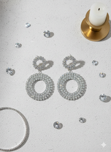 Laden Sie das Bild in den Galerie-Viewer, ÉLODIE | Atemberaubende Party Ohrringe in silber mit klaren Kristallen