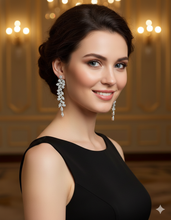 Laden Sie das Bild in den Galerie-Viewer, GÉRALDINE | Wunderschöne silberne Kristall Ohrringe im floralen Blätter Design