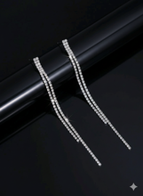 Laden Sie das Bild in den Galerie-Viewer, ELSIE | Elegante lange Ohrringe silberfarben mit edlen Strass Zirkonia Steinen weiß