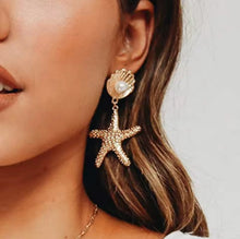 Laden Sie das Bild in den Galerie-Viewer, AILANA | Schöne Sommer Ohrringe in gold mit Seestern und weißer Perle in Muscheln