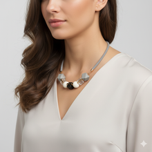 Laden Sie das Bild in den Galerie-Viewer, BLOMMA | Holz Halskette grau weiß gold