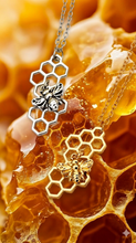 Laden Sie das Bild in den Galerie-Viewer, QUEEN BEE XL | Goldfarbene Boho Halskette Collier Honigwabe mit goldenem Biene Anhänger