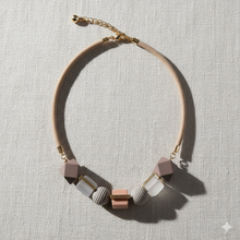 Laden Sie das Bild in den Galerie-Viewer, BLOMMA | Holz Halskette braun weiß gold