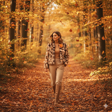 Laden Sie das Bild in den Galerie-Viewer, HAZEL | Schöne Acryl Harz Ohrringe im Retro Look braun gold marmoriert