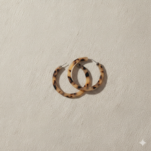 Laden Sie das Bild in den Galerie-Viewer, KENDALL | Coole Acryl Creolen Ohrringe mit beige braunem Leoparden Muster