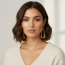 Laden Sie das Bild in den Galerie-Viewer, ELLIS | Coole geometrische Acryl Harz Ohrringe in braun schwarzem Leopardenmuster