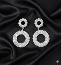 Laden Sie das Bild in den Galerie-Viewer, ÉLODIE | Atemberaubende Party Ohrringe in silber mit klaren Kristallen