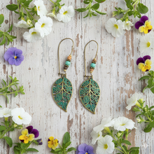 Laden Sie das Bild in den Galerie-Viewer, ARIA | Bronzefarbene Indie Boho Ohrringe Ohrhänger mit türkisen Patina Blättern