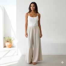 Laden Sie das Bild in den Galerie-Viewer, DIXIE | Goldfarbene Halskette mit Feder und Blatt Anhängern und süßen kleinen türkise Perlen