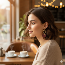 Laden Sie das Bild in den Galerie-Viewer, LENA | Schöne goldfarbene Indie Boho Ohrringe Ohrhänger mit roten Holz Anhängern