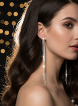 Laden Sie das Bild in den Galerie-Viewer, ELSIE | Elegante lange Ohrringe silberfarben mit edlen Strass Zirkonia Steinen weiß