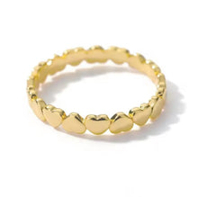 Laden Sie das Bild in den Galerie-Viewer, ENDLESS HEARTS | Filigraner Ring mit süßen kleinen Herzen in gold