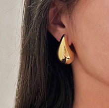 Laden Sie das Bild in den Galerie-Viewer, WATER DROP | Trendy Influencer Ohrringe in Wassertropfen Form in gold