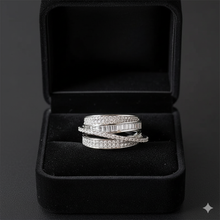 Laden Sie das Bild in den Galerie-Viewer, LUCIE | Atemberaubender Statement Ring mit klaren Kristallen