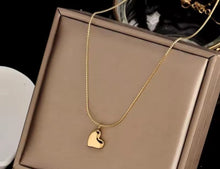 Laden Sie das Bild in den Galerie-Viewer, KOKORO | Filigrane goldfarbene Halskette mit süßem Herz Anhänger