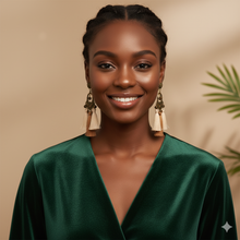 Laden Sie das Bild in den Galerie-Viewer, CAMERON | Bronzefarbene Bohemian Statement Ohrringe Ohrhänger braune Quasten Perlchen