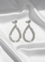 Laden Sie das Bild in den Galerie-Viewer, GABRIELLE | Atemberaubende silberne Glamour Ohrringe mit klaren Kristallen