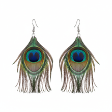 Laden Sie das Bild in den Galerie-Viewer, MAYSA | Tolle blau grüne Pfauen Feder Boho Statement Ohrringe Ohrhänger