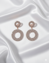 Load image into Gallery viewer, ÉLODIE | Atemberaubende Party Ohrringe in roségold mit klaren Kristallen
