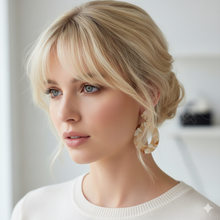 Laden Sie das Bild in den Galerie-Viewer, ARYA SMALL | Coole ovale Statement Acryl Ohrringe mit beige marmoriertem Muster im Retro Boho Look