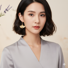 Laden Sie das Bild in den Galerie-Viewer, GINGKO | Schöne goldfarbene Hänger Ohrringe mit Gingko Blättern
