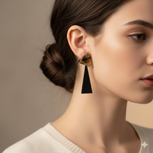 Laden Sie das Bild in den Galerie-Viewer, THEA | Außergewöhnliche braune Holz Ohrringe mit Acryl Harz Halterung geometrisch