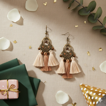 Laden Sie das Bild in den Galerie-Viewer, CAMERON | Bronzefarbene Bohemian Statement Ohrringe Ohrhänger braune Quasten Perlchen