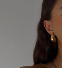 Laden Sie das Bild in den Galerie-Viewer, WATER DROP | Trendy Influencer Ohrringe in Wassertropfen Form in gold