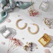 Laden Sie das Bild in den Galerie-Viewer, AGNES | Trendy Herbst Statement Ohrringe Ohrhänger Rattan beige braun