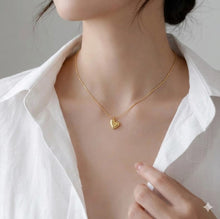Load image into Gallery viewer, HEART | Filigrane goldfarbene Halskette mit Herz Anhänger