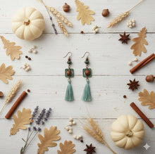Laden Sie das Bild in den Galerie-Viewer, APONI | Schöne Indie Boho Ohrringe mit Quasten in türkis