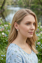 Laden Sie das Bild in den Galerie-Viewer, JADE | Süße kleine minimal Ohrstecker goldfarben mit Kristallen, Miniperlen und Blattdesign