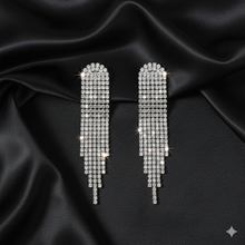 Load image into Gallery viewer, FABIENNE | Elegante lange Ohrringe in silber mit Kristall Strängen