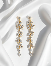 Load image into Gallery viewer, GÉRALDINE | Wunderschöne goldene Kristall Ohrringe im floralen Blätter Design