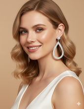 Laden Sie das Bild in den Galerie-Viewer, GABRIELLE | Atemberaubende silberne Glamour Ohrringe mit klaren Kristallen