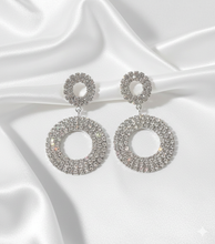 Laden Sie das Bild in den Galerie-Viewer, ÉLODIE | Atemberaubende Party Ohrringe in silber mit klaren Kristallen