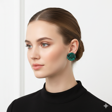 Laden Sie das Bild in den Galerie-Viewer, KENNEDY | Acryl Statement Ohrringe grün mit glitzerndem Galaxy Muster