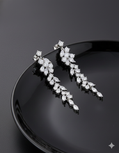 Laden Sie das Bild in den Galerie-Viewer, GÉRALDINE | Wunderschöne silberne Kristall Ohrringe im floralen Blätter Design