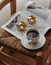 Laden Sie das Bild in den Galerie-Viewer, CLARE | Goldene French Retro Ohrringe mit Zopfmuster