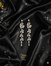 Load image into Gallery viewer, GÉRALDINE | Wunderschöne goldene Kristall Ohrringe im floralen Blätter Design