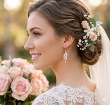 Laden Sie das Bild in den Galerie-Viewer, ELOISE | Elegant verspielte Braut Ohrringe in roségold mit Kristallen in Blüten Blattform
