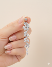 Laden Sie das Bild in den Galerie-Viewer, GÉRALDINE | Wunderschöne silberne Kristall Ohrringe im floralen Blätter Design