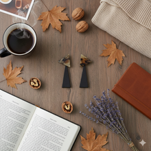 Laden Sie das Bild in den Galerie-Viewer, THEA | Außergewöhnliche braune Holz Ohrringe mit Acryl Harz Halterung geometrisch