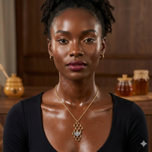 Laden Sie das Bild in den Galerie-Viewer, QUEEN BEE XL | Goldfarbene Boho Halskette Collier Honigwabe mit goldenem Biene Anhänger