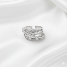 Laden Sie das Bild in den Galerie-Viewer, LUCIE | Atemberaubender Statement Ring mit klaren Kristallen