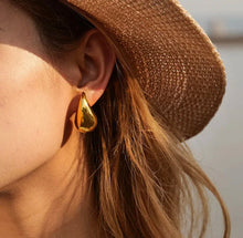 Laden Sie das Bild in den Galerie-Viewer, WATER DROP | Trendy Influencer Ohrringe in Wassertropfen Form in gold