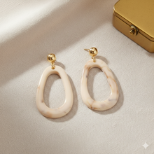 Laden Sie das Bild in den Galerie-Viewer, HAZEL | Schöne Acryl Harz Ohrringe im Retro Look