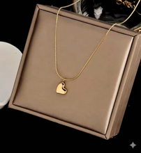 Load image into Gallery viewer, HEART | Filigrane goldfarbene Halskette mit Herz Anhänger