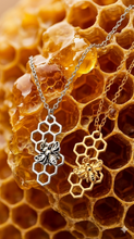Laden Sie das Bild in den Galerie-Viewer, QUEEN BEE XL | Goldfarbene Boho Halskette Collier Honigwabe mit goldenem Biene Anhänger