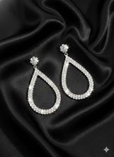 Laden Sie das Bild in den Galerie-Viewer, GABRIELLE | Atemberaubende silberne Glamour Ohrringe mit klaren Kristallen